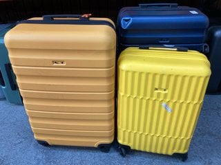 2 X JOHN LEWIS & PARTNERS MEDIUM 4-WHEEL HARD SHELL SUITCASES IN NAVY AND YELLOW TO INCLUDE SMALL YELLOW CABIN BAG: LOCATION - AR4