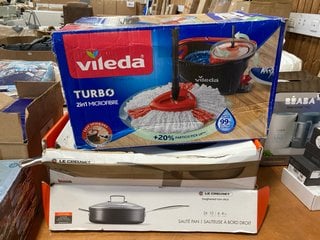 2 X ASSORTED LE CREUSET COOKING PANS TO INCLUDE STAINLESS STEEL FRYING PAN POELE 30CM AND VILEDA TURBO 2IN1 MOP AND BUCKET SET: LOCATION - A6