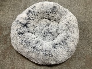 SMALL FLUFFY ROUND DOG BED IN GREY: LOCATION - A6