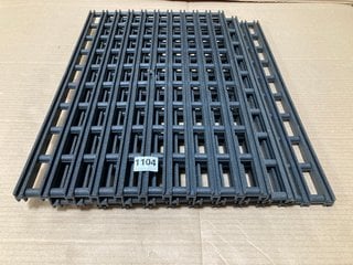 QTY OF HEAVY DUTY RUBBER STYLE DOOR MATS IN CHARCOAL RUBBER: LOCATION - BR4