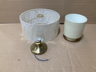 2 X ASSORTED WEST ELM LIGHTING ITEMS TO INCLUDE DRUM FLUSH MOUNT IN BRASS AND WHITE: LOCATION - BR3