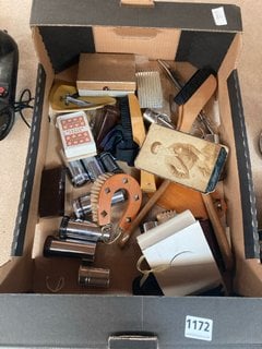 A BOX OF VINTAGE ITEMS TO INCLUDE VANITY CASE BOTTLES AND BAKELITE BOXES, ETC: LOCATION - CR