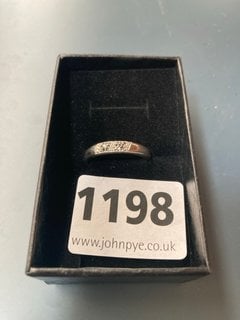 A .925 STAMPED STERLING SILVER STONE SET RING: LOCATION - CR