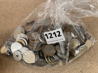 A BAG OF ASSORTED VINTAGE INTERNATIONAL COINAGE: LOCATION - CR