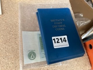 TWO FOLDERS OF 'BRITAIN'S FIRST DECIMAL COINS' AND A ONE POUND NOTE: LOCATION - CR