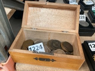 A WOODEN BOX OF ANTIQUE BRITISH COINAGE: LOCATION - CR