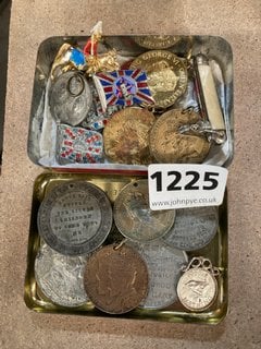 A TIN OF COMMEMORATIVE ROYAL COINS AND BADGES ETC: LOCATION - CR