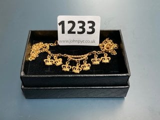 A GOLD METAL VINTAGE CROWN NECKLACE: LOCATION - CR