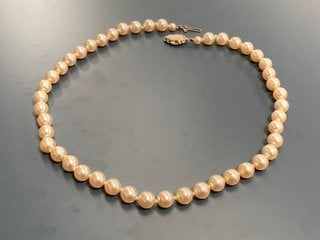 A VINTAGE FAUX PEARL NECKLACE WITH A SILVER COLOURED CLASP: LOCATION - CR