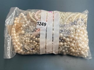 A LARGE QTY OF VINTAGE FAUX PEARLS: LOCATION - CR