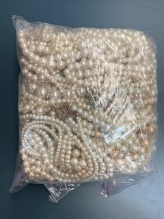 A LARGE QTY OF VINTAGE FAUX PEARLS: LOCATION - CR