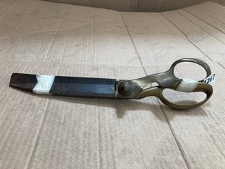 VINTAGE ANTIQUE STYLE SHEARS IN VINTAGE BRASS (PLEASE NOTE: 18+YEARS ONLY. ID MAY BE REQUIRED): LOCATION - BR11