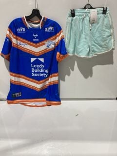 QTY OF ASSORTED CLOTHING TO INCLUDE LEEDS RHINOS REPLICA SHIRT SIZE 3XL