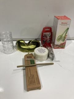 QTY OF MIXED ITEMS TO INCLUDE EGG SLICER AND TEA TOWEL OVEN MITT AND APRON