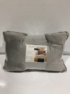 QTY OF MIXED ITEMS TO INCLUDE 2 PACK VELVET CUSHION TOTAL RRP £80