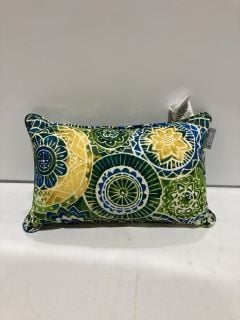 QTY OF ITEMS INCLUDING GREEN PATTERN FLOWER PILLOW