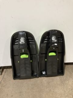 2 X SNOWPOWER 22 TIGA STEERING SLED IN BLACK/GREEN