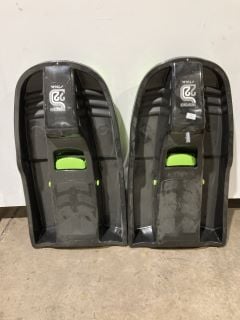 2 X SNOWPOWER 22 TIGA STEERING SLED IN BLACK/GREEN