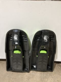 2 X SNOWPOWER 22 TIGA STEERING SLED IN BLACK/GREEN