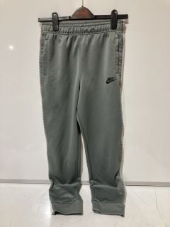 QTY OF MEN'S CLOTHING TO INCLUDE NIKE GREY BOTTOMS SIZE XL