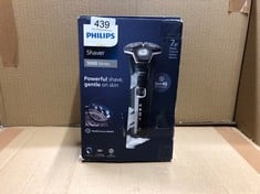 PHILIPS SHAVER SERIES 5000 - WET & DRY ELECTRIC MENS SHAVER WITH CHARGING STAND AND TRAVEL CASE (MODEL S5884/35): LOCATION - RACK C