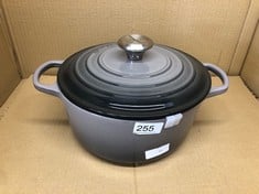 LE CREUSET SIGNATURE ENAMELLED CAST IRON ROUND CASSEROLE DISH WITH LID, 24 CM, 4.2 LITRES, FLINT, 21177244442430.: LOCATION - C RACK