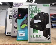 QUANTITY OF TECH & GAMING ITEMS TO INCLUDE VENOM TWIN CHARGING DOCK WITH 2 X RECHARGEABLE BATTERY PACKS - BLACK (XBOX SERIES X & S/XBOX ONE):: LOCATION - E RACK