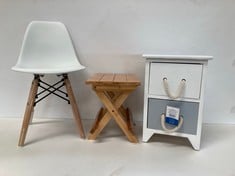 3 X MISCELLANEOUS ITEMS FOR CHILDREN INCLUDING WOODEN CHAIR .