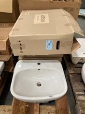 3 X ASSORTED BATHROOM ITEMS TO INCLUDE EASTBROOK QUANTUM 440 X 393MM BASIN IN WHITE TO INCLUDE IDEAL STANDARD SOTTINI ISARCA 50 X 45CM BASIN IN WHITE (ZONE 3) (KERBSIDE PALLET DELIVERY)