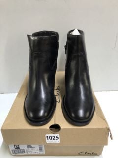 CLARKS VALVESTINO BLACK LEATHER BOOTS - SIZE 7