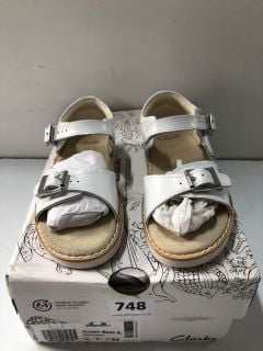 CLARKS CROWN BEAT CHILDREN'S SANDALS - SIZE: 2