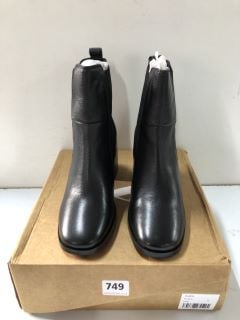 BLACK ANKLE BOOTS - SIZE:4