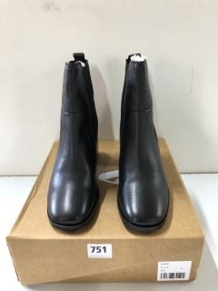 BLACK ANKLE BOOTS - SIZE:4