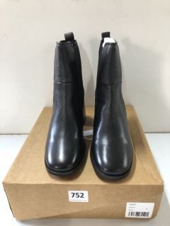 BLACK ANKLE BOOTS - SIZE:4