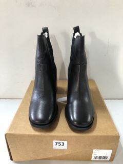 BLACK ANKLE BOOTS - SIZE:4