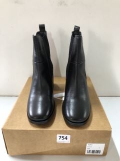 BLACK ANKLE BOOTS - SIZE:4