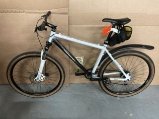 BTWIN MOUNTAIN BIKE (VAT ONLY PAYABLE ON BUYERS PREMIUM) (MPSS02563717)