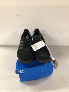 MENS ADIDAS GAZELLES TRAINERS IN BLACK SIZE - UK 9