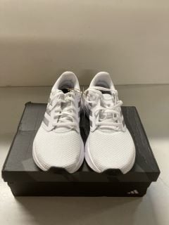 UNISEX ADIDAS TRAINERS IN WHITE SIZE - UK 8