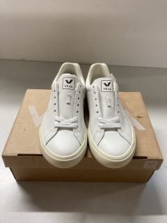 VEJA WOMENS LEATHER TRAINERS IN EXTRA WHITE SIZE - UK 5