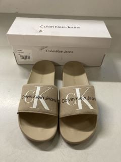 WOMENS CALVIN KLEIN JEANS SLIDERS IN CREAM SIZE - UK 7