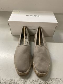 WOMENS CALVIN KLEIN ESPADRILLE SLIPPERS IN CREAM SIZE - UK 10