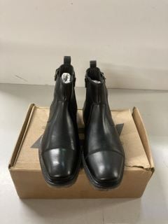 CHILDRENS POD BLACK ZIP CHELSEA BOOT SIZE - UK 12 KIDS