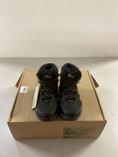 CHILDRENS JACK WOLFSKIN WALKING BOOTS IN BLACK SIZE - UK 4 KIDS