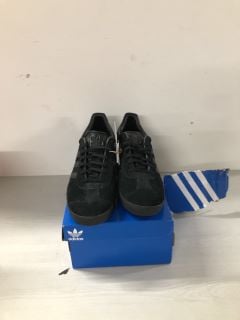 ADIDAS SUPERSTAR BLACK - SIZE UK 7