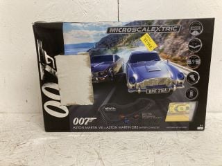 007 MICRO SCALEXTRIC ASTON MARTIN V8 VS ASTON MARTIN DB5 BATTERY CHASE SET