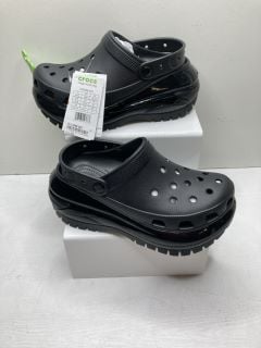 CROCS MEGA CRUSH CLOGS UK SIZE 5-6