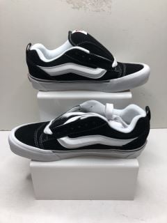 VANS KNU SKOOL BLACK/WHITE TRAINERS UK SIZE 9 RRP: £75