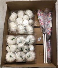 QUANTITY OF ASSORTED ITEMS TO INCLUDE FOAM WHITE PUMPKINS ARTIFICIAL FAKE PUMPKIN HALLOWEEN THANKSGIVING PROPS 12PCS (PICTURE 1): LOCATION - F