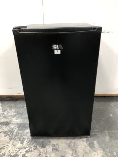 SIA LFS01BL-AMZ1 BLACK UNDER COUNTER FRIDGE, 91L CAPACITY, 48CM WIDE, FREESTANDING LARDER, E RATED, 2 YEARS PARTS AND LABOUR GUARANTEE [ENERGY CLASS F] RRP: £129